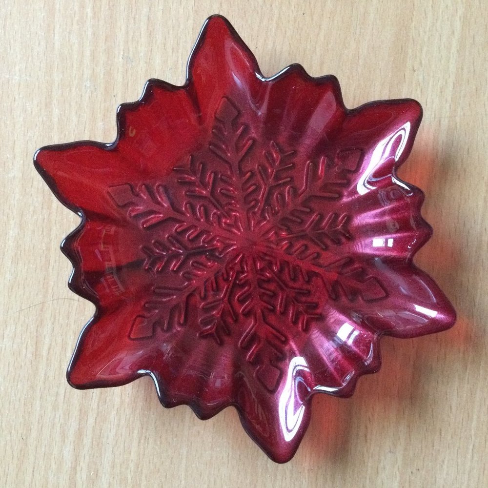 Akcam Turkish Vintage Christmas Red Snowflake Glass Dessert Plate Handmade 6.25"